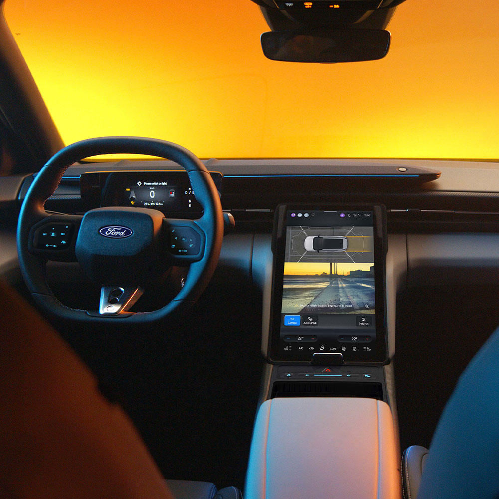 L’écran tactile de la Ford Capri® affichant le système de caméra de stationnement à 360° et les directives d’aide au stationnement.