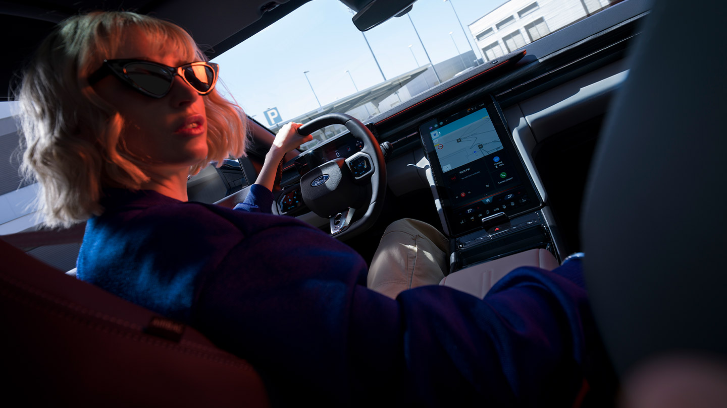 La nouvelle Ford Capri® avec vue sur le volant, le tableau de bord et le grand écran tactile SYNC® Move.
