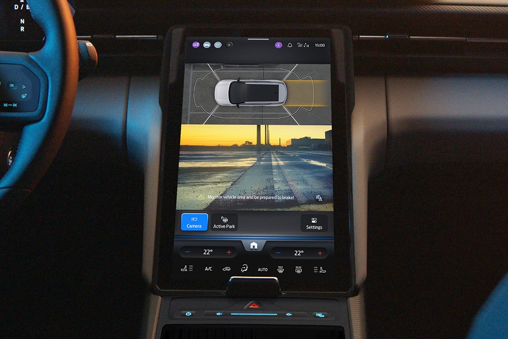L’écran tactile de la Ford Capri® affichant le système de caméra de stationnement à 360° et les directives d’aide au stationnement.