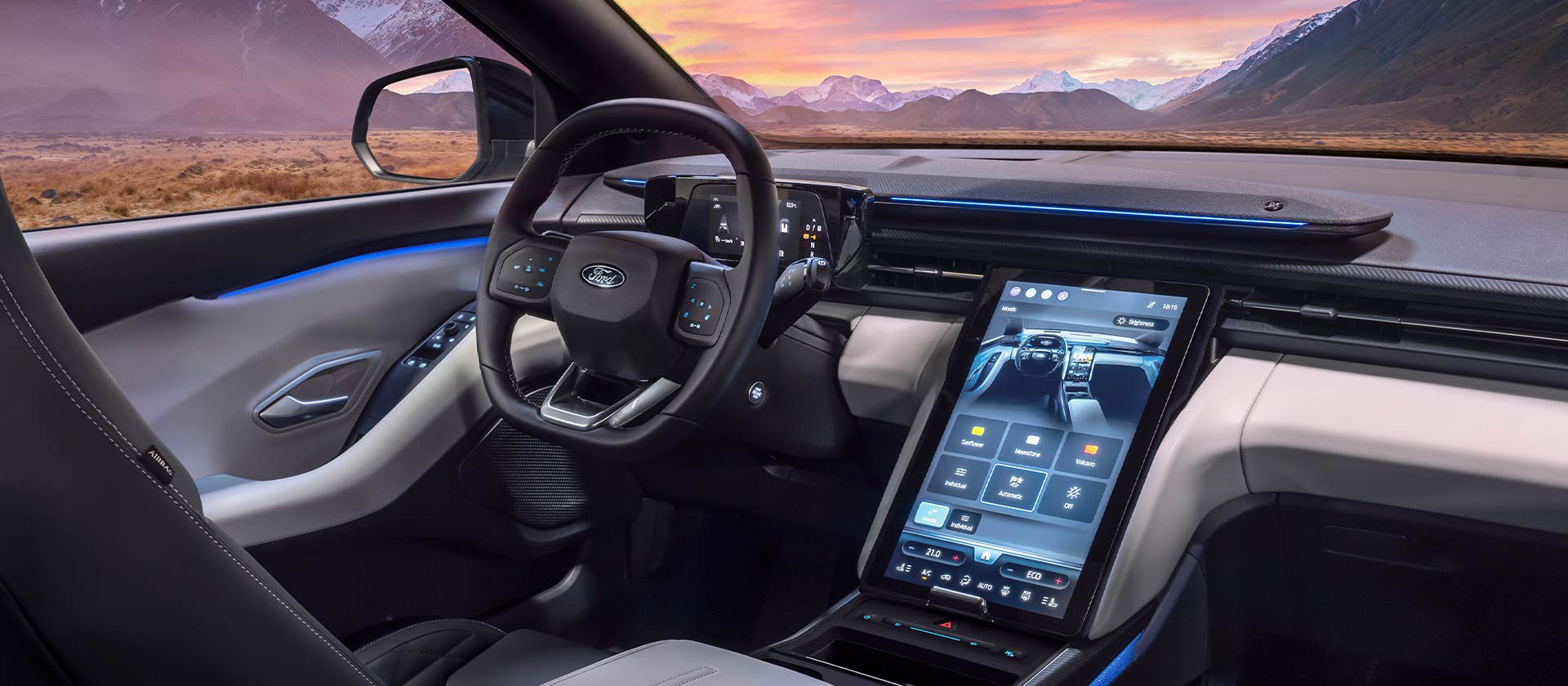 Gros plan sur le tableau de bord du Ford Explorer, montrant le volant et le grand écran tactile SYNC Move de 14,6.