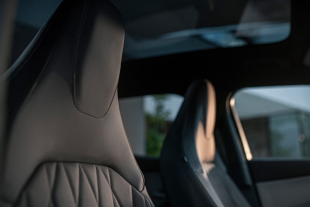Gros plan sur les luxueux sièges Sensico noirs du Ford Explorer 100% électrique.
