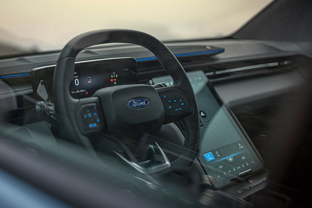 Gros plan sur le volant chauffant du Ford Explorer 100% électrique.