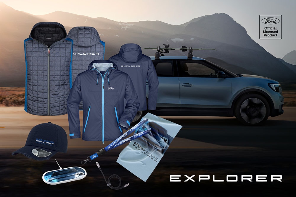Collection Ford Explorer, vestes, casquette et accessoires présentés devant un Ford Explorer bleu.