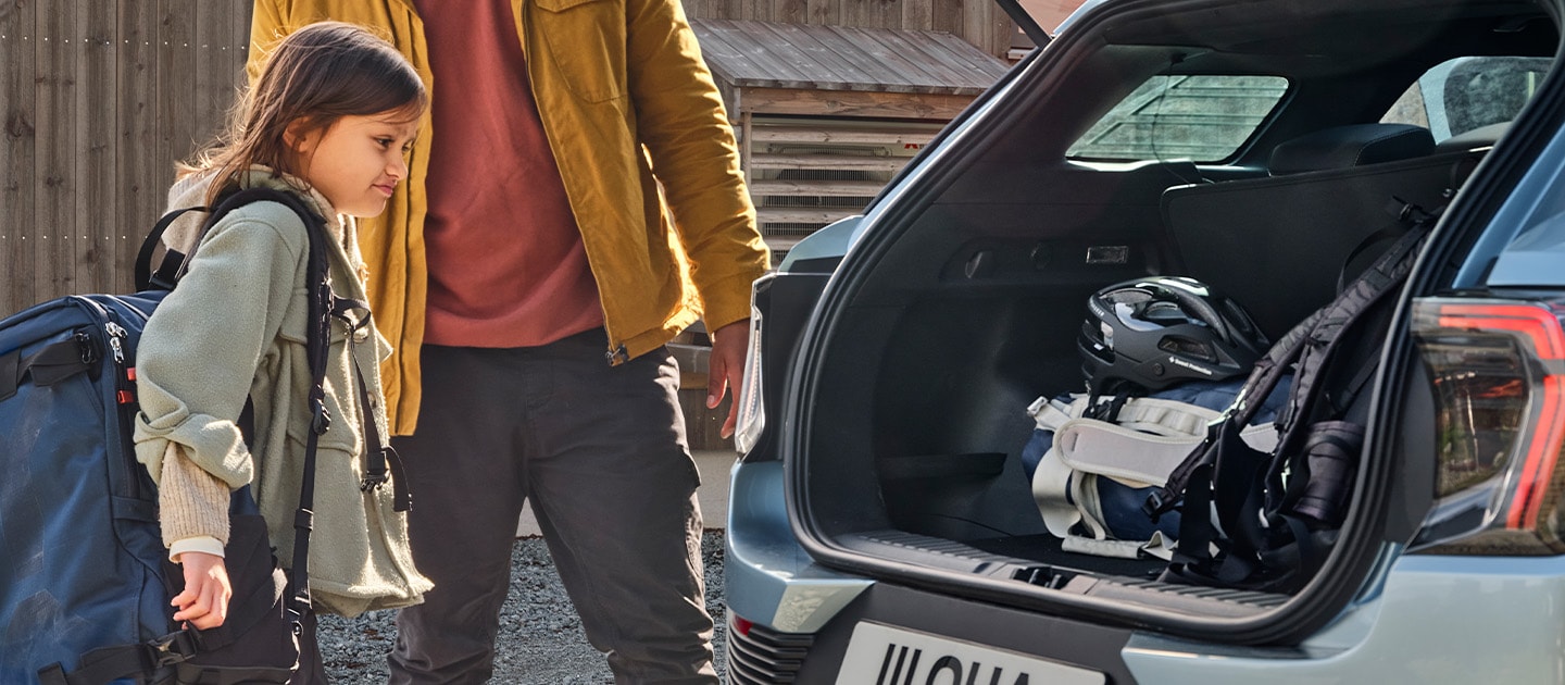 People loading the trunk of Ford Explorer® with cargo