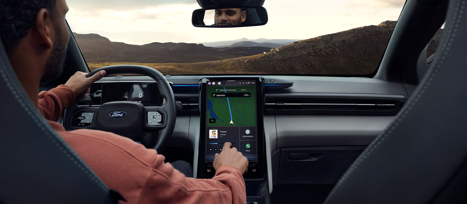 Un conducteur interagit avec l'écran tactile SYNC® Move de 14,6 pouces du Ford Explorer.