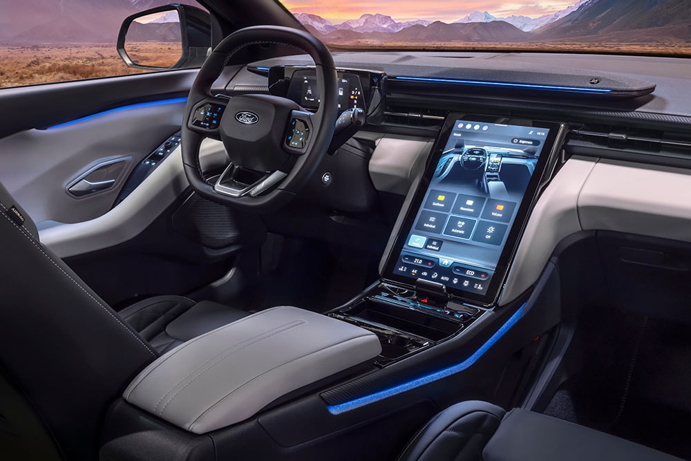 L'habitacle du nouveau Ford Explorer® 100 % électrique avec éclairage ambiant bleu.