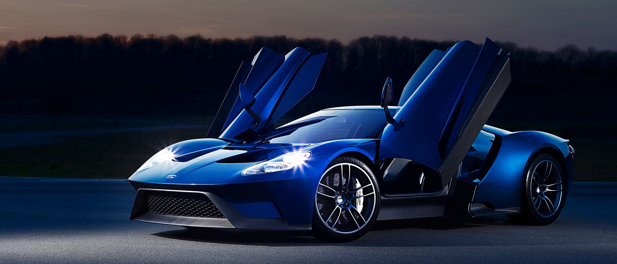 Vous n’avez jamais rien vu de tel auparavant. Ford GT light on doors open in dark setting