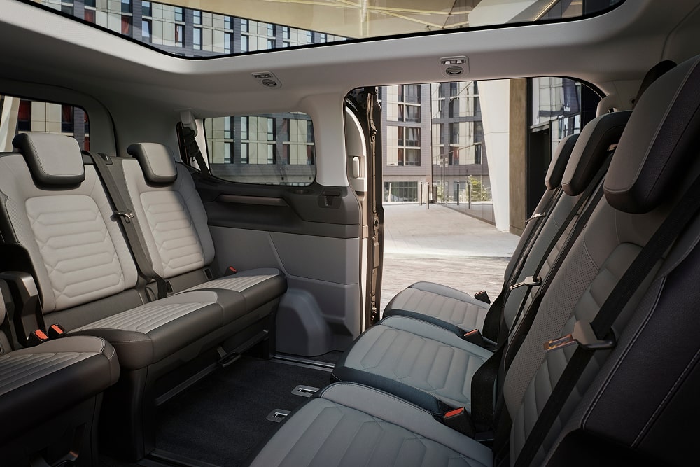 Sièges modulables à trois rangées à l’intérieur monospace Ford Tourneo Custom.