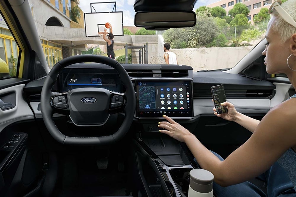 Intérieur de la citadine Ford Puma Gen-E, montrant les commandes tactiles.
