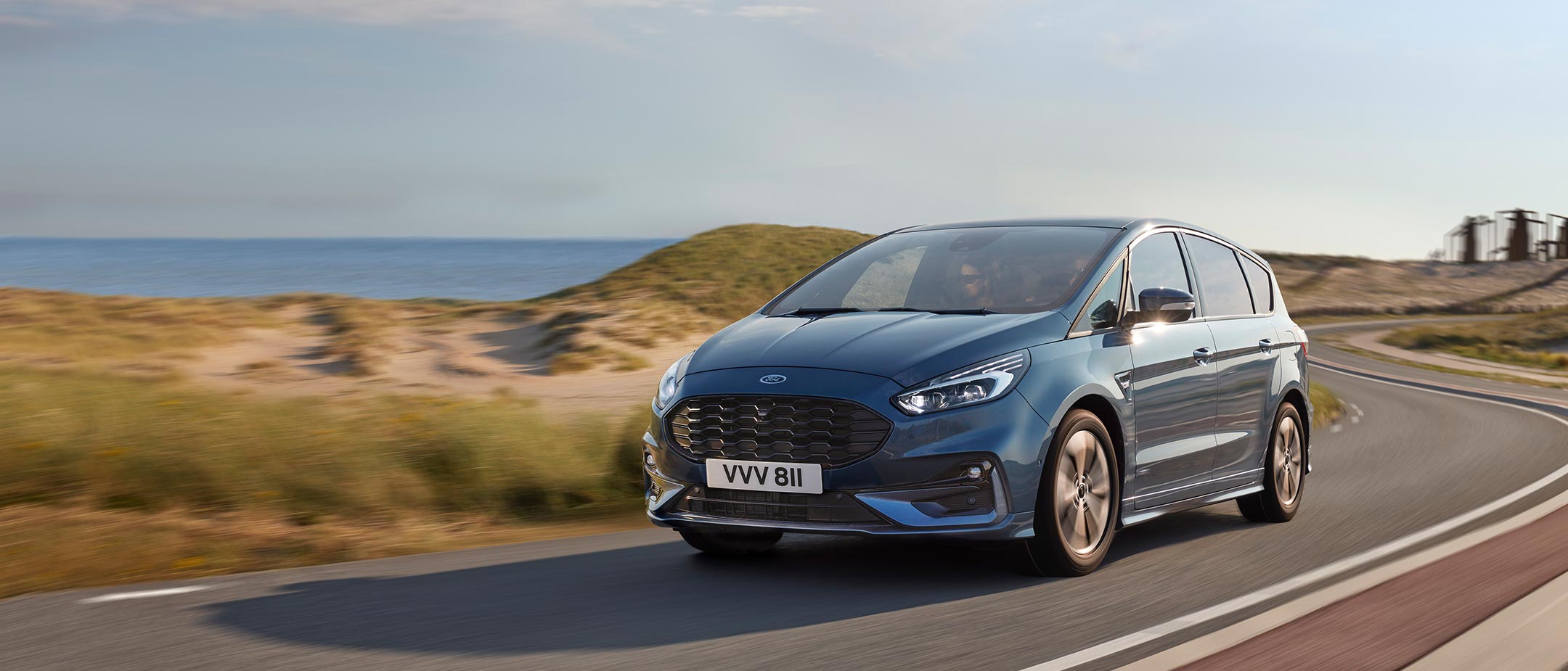 Ford S-MAX ST-Line driving over beach with kite flying
