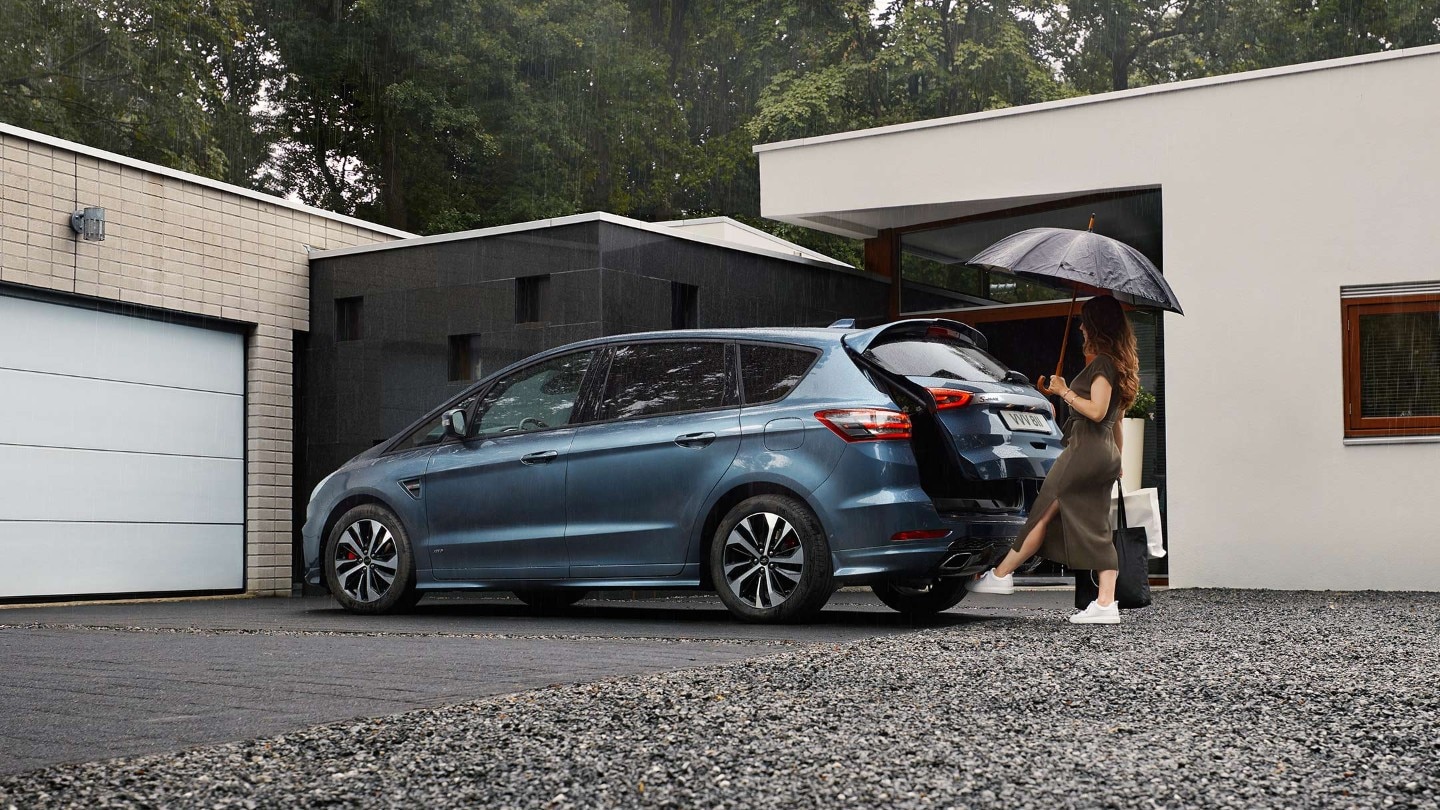 Femme ouvrant le coffre du Ford S-MAX sans les mains