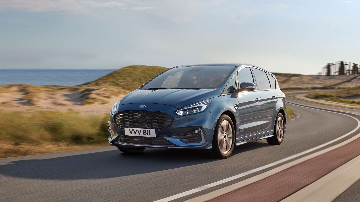 Le Ford S-MAX roulant près de la mer