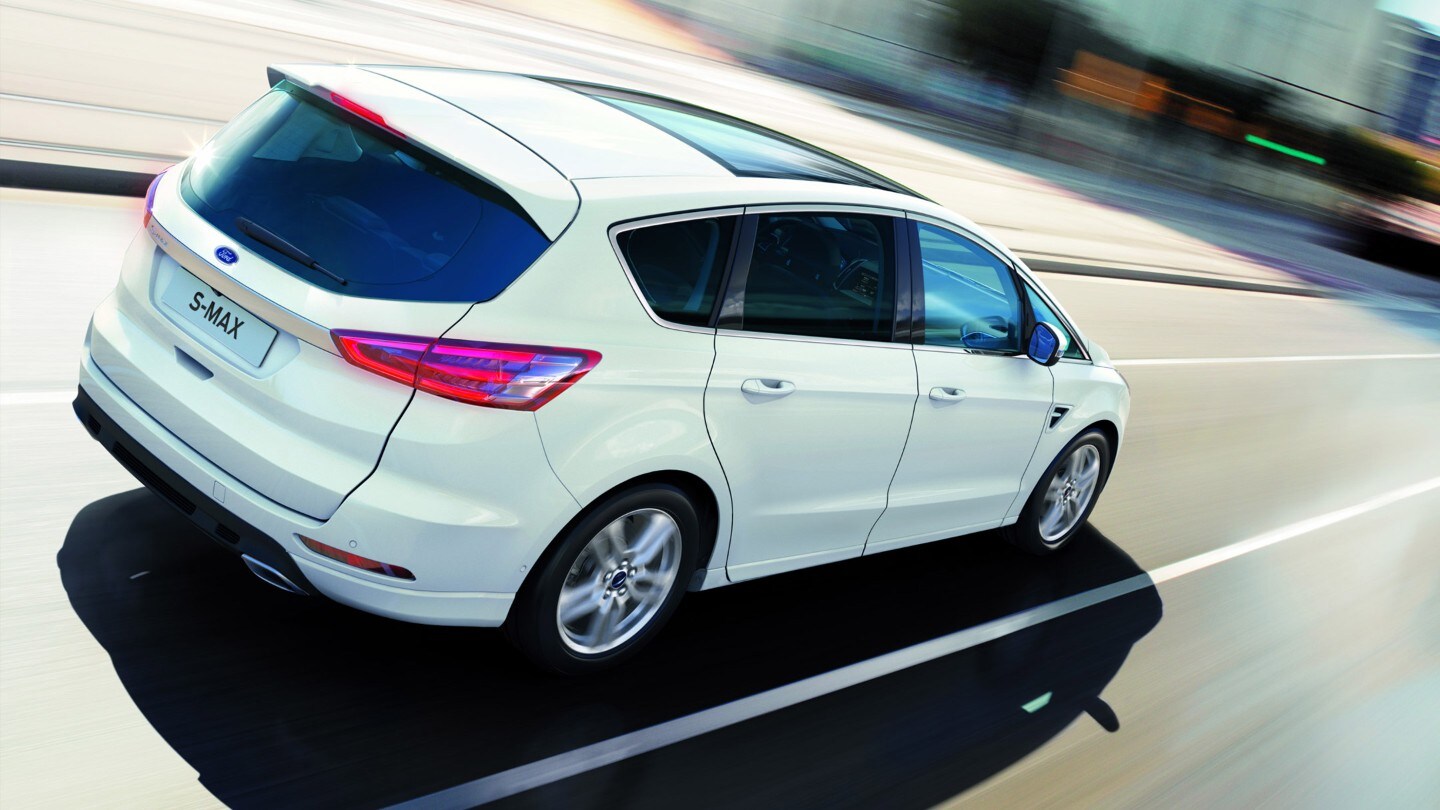 Le Ford S-MAX blanc roulant en ville