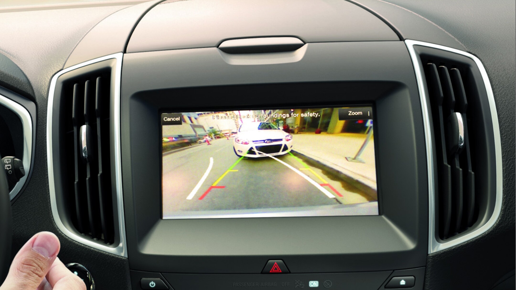 Le panneau central avec écran tactile du Ford S-MAX montrant la caméra de recul en action