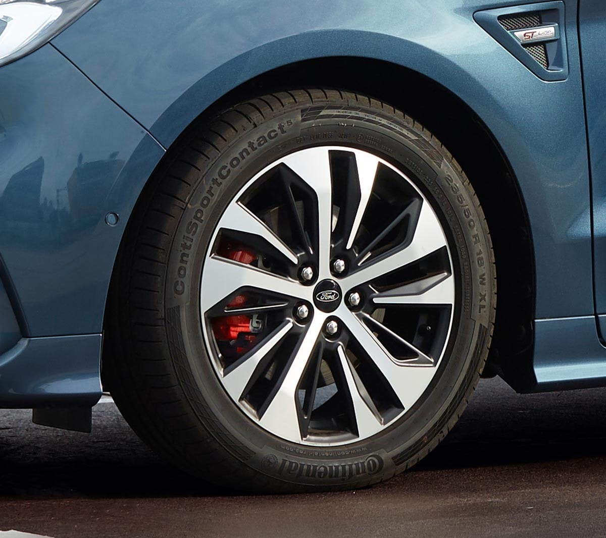 Ford S-MAX ST-Line alloy wheel close up