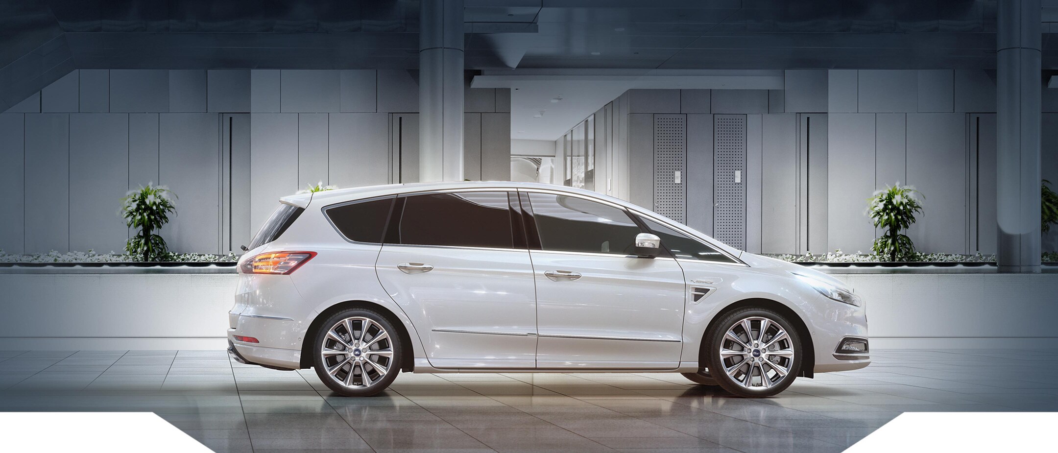 White Ford S-MAX Vignale from right view standing in front of a luxurious house