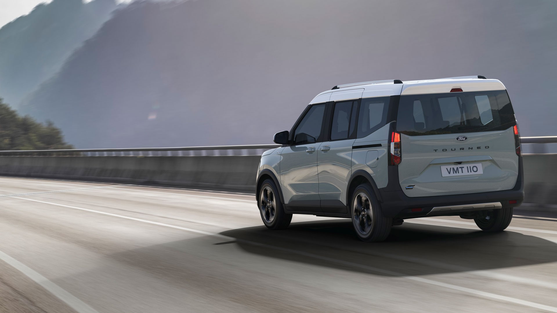 Ford E Tourneo Courier sur la route