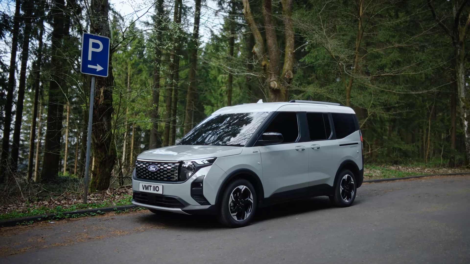 Ford E Tourneo Courier en forêt