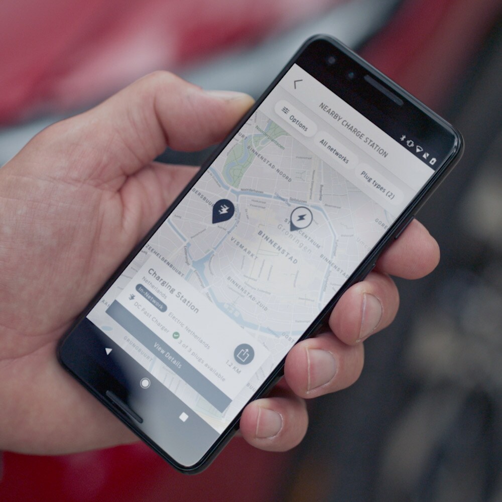 Une personne qui utilise l'application FordPass sur son téléphone