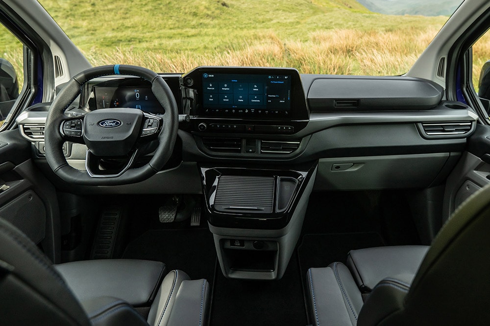 Vue sur le tableau de bord, la console centrale et le volant du Ford Tourneo Custom MS-RT.