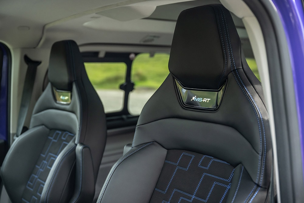 Sièges avant en cuir noir et en daim avec surpiqûres contrastantes bleues et logo MS-RT dans un Ford Tourneo Custom MS-RT.