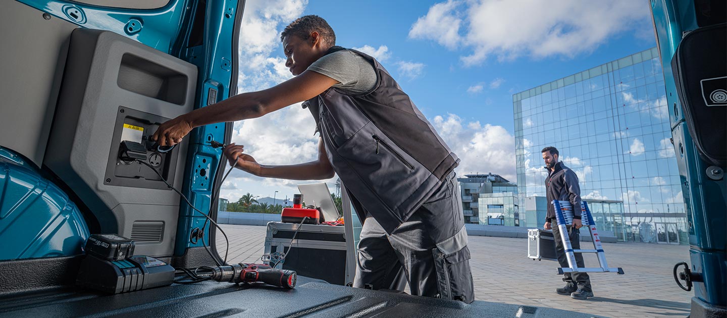 Person using the All-New Tourneo Custom to power his appliances