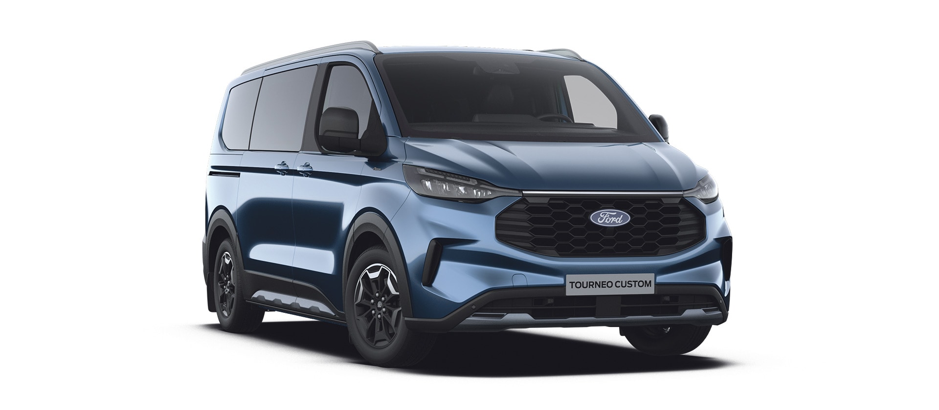 Vue avant 3/4 d’un Ford Tourneo Active bleu sur un fond blanc.