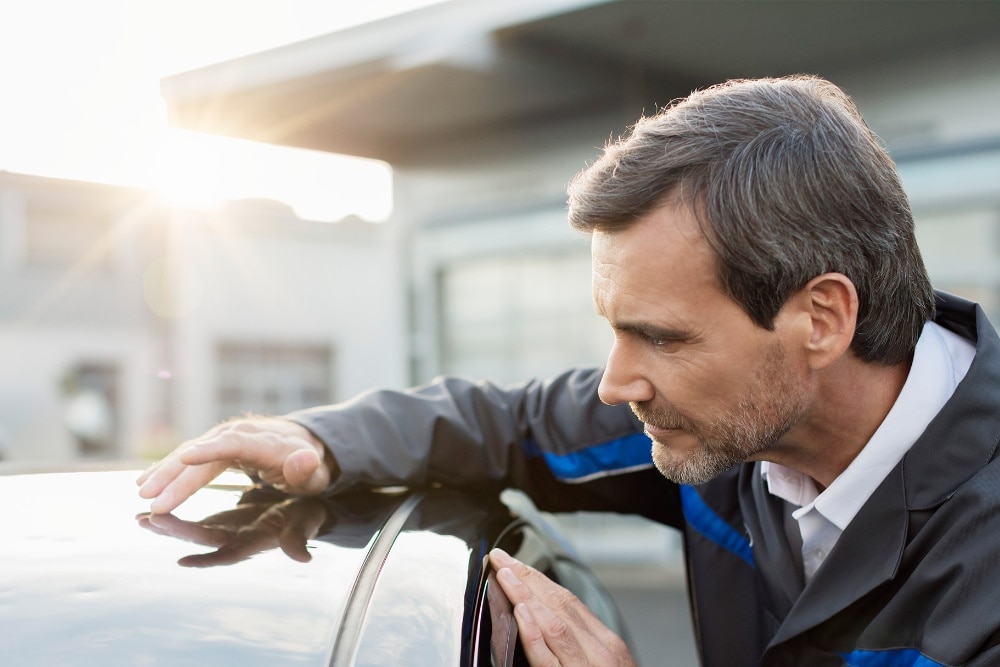 Client inspectant le toit d’un véhicule Ford