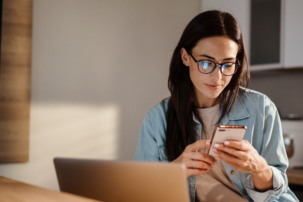 Une femme effectue un paiement en plusieurs fois pour ses réparations au service après-vente.