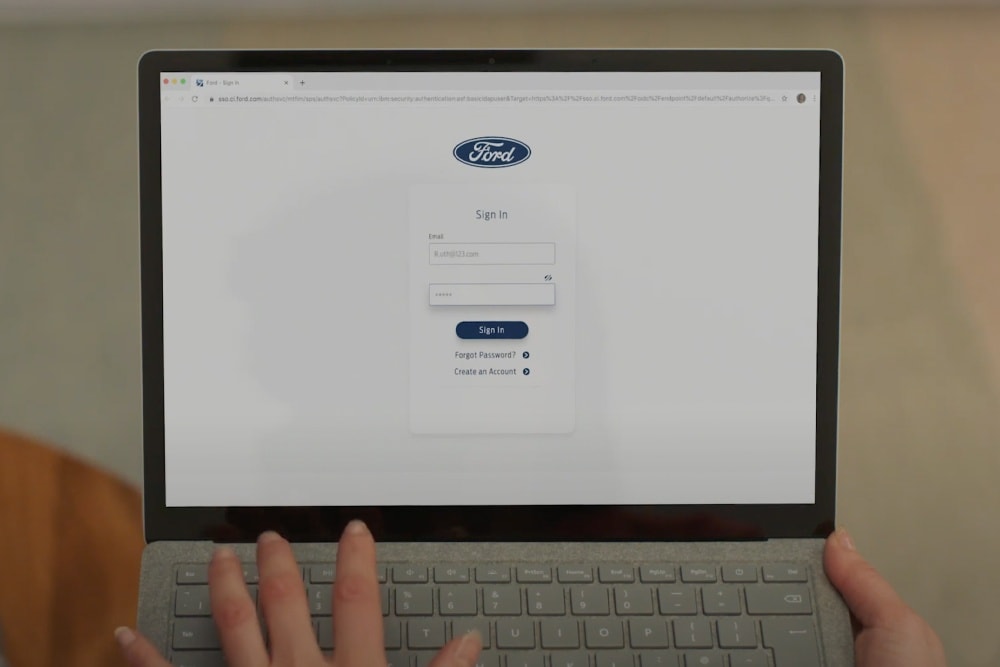 Écran d’ordinateur affichant le formulaire de connexion pour le compte Ford