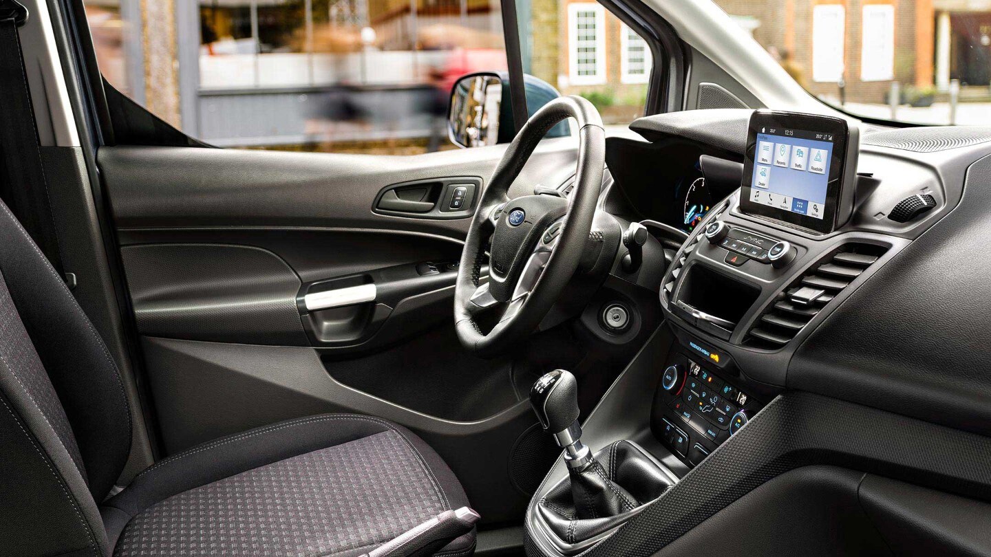 Vue intérieure du Ford Transit Connect avec le volant et la commande centrale. 