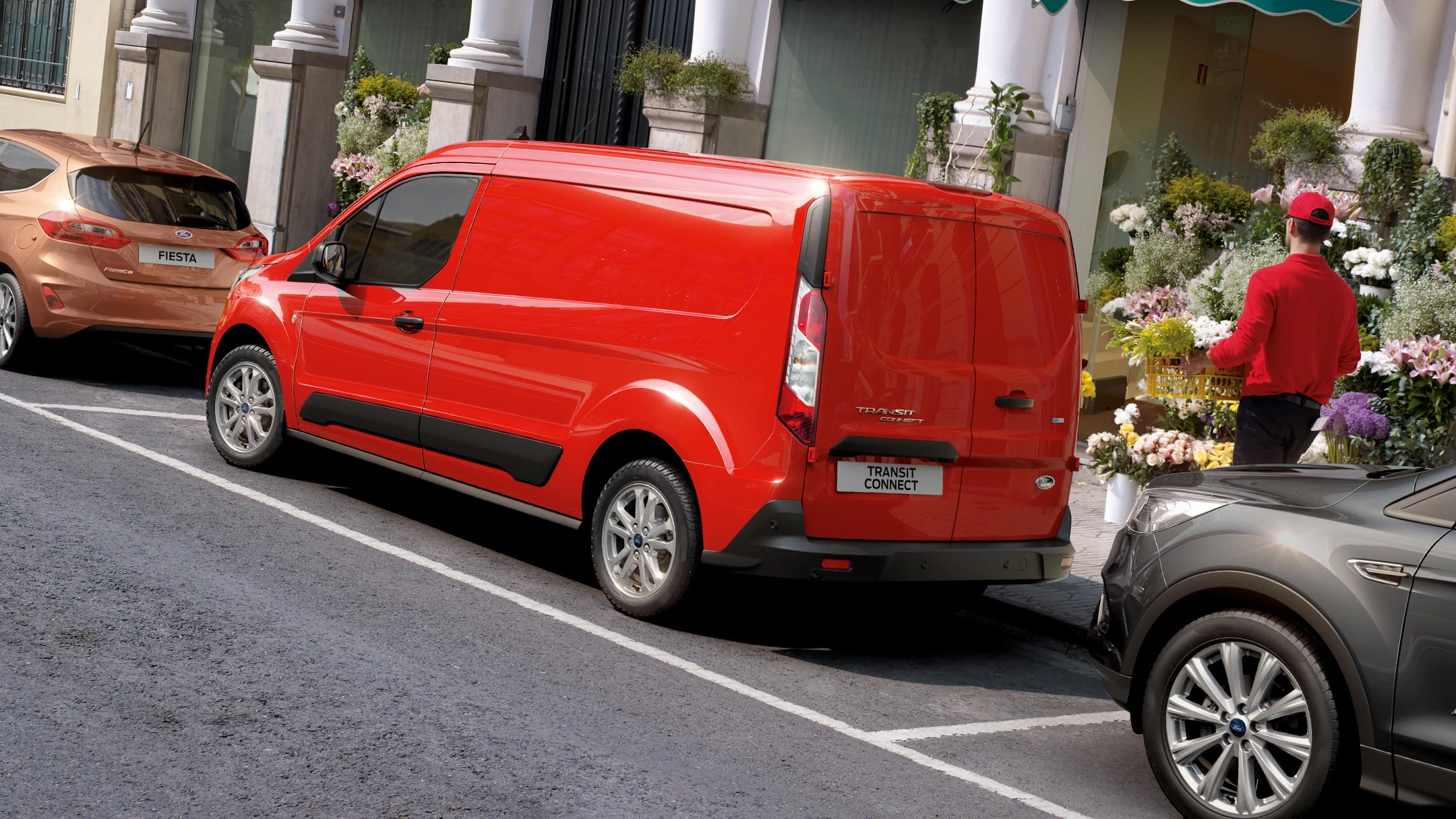 Vue arrière du Ford Transit Connect garé sur une place de parking. 