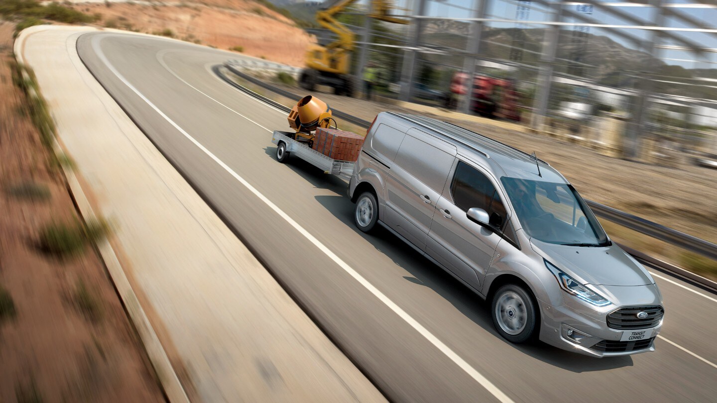 Vue latérale du Ford Transit Connect sur la route. 