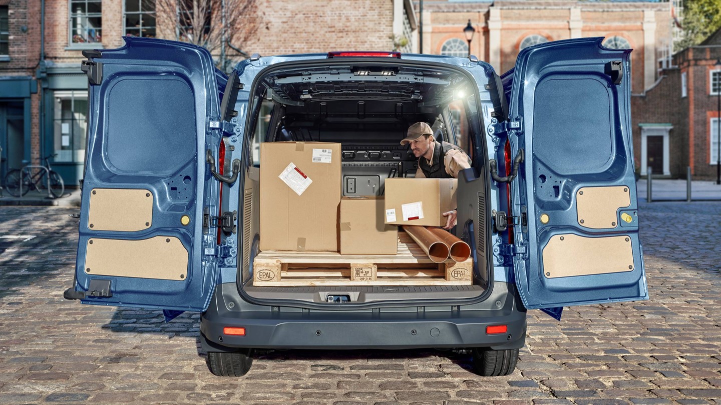 Vue arrière du Ford Transit Connect avec ses portes ouvertes. 