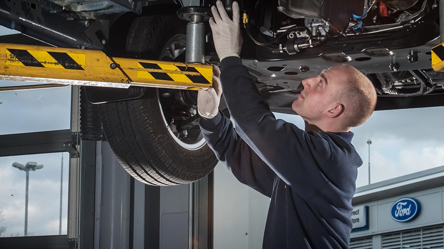 Expert Ford changeant un pneu à proximité d’une concession. 