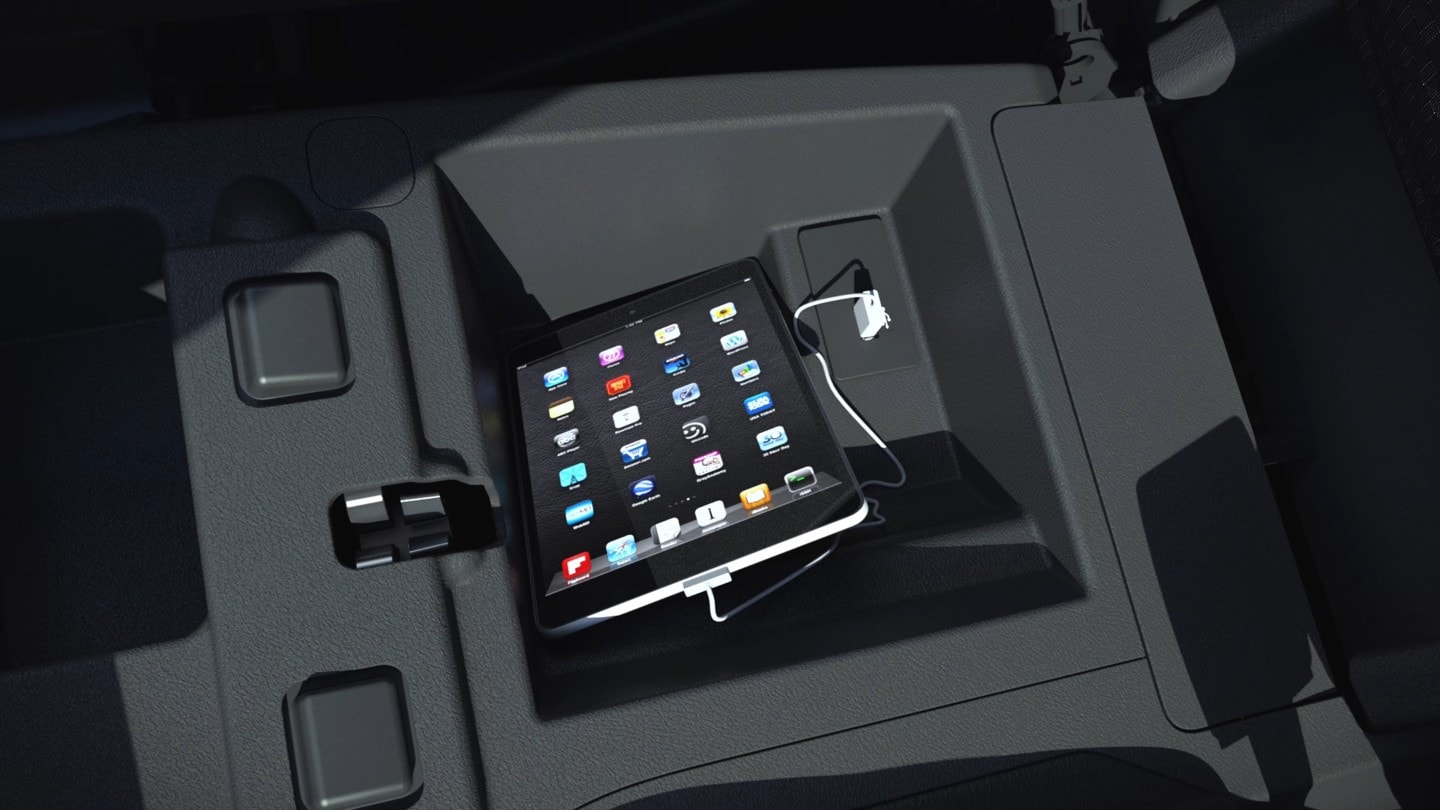 Une tablette rangée dans un des espaces de rangement du Ford Transit Connect. 