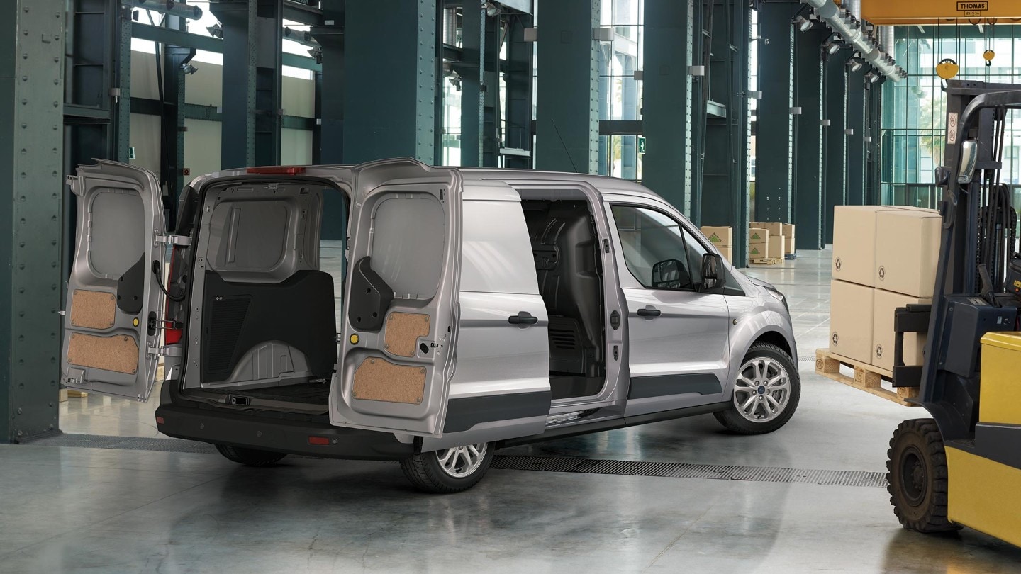 Ford Transit Connect dans un hangar