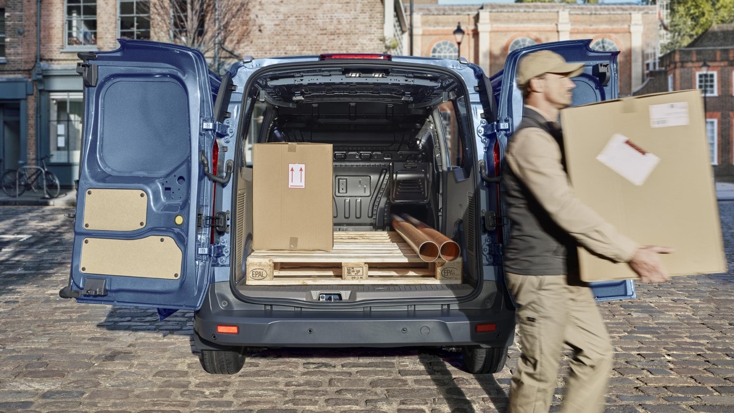 Vue arrière du Ford Transit Connect avec ses portes ouvertes. 