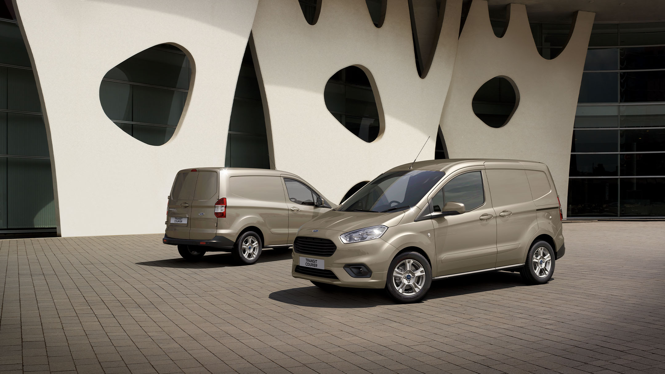 Deux Ford Transit Courier côte à côte 