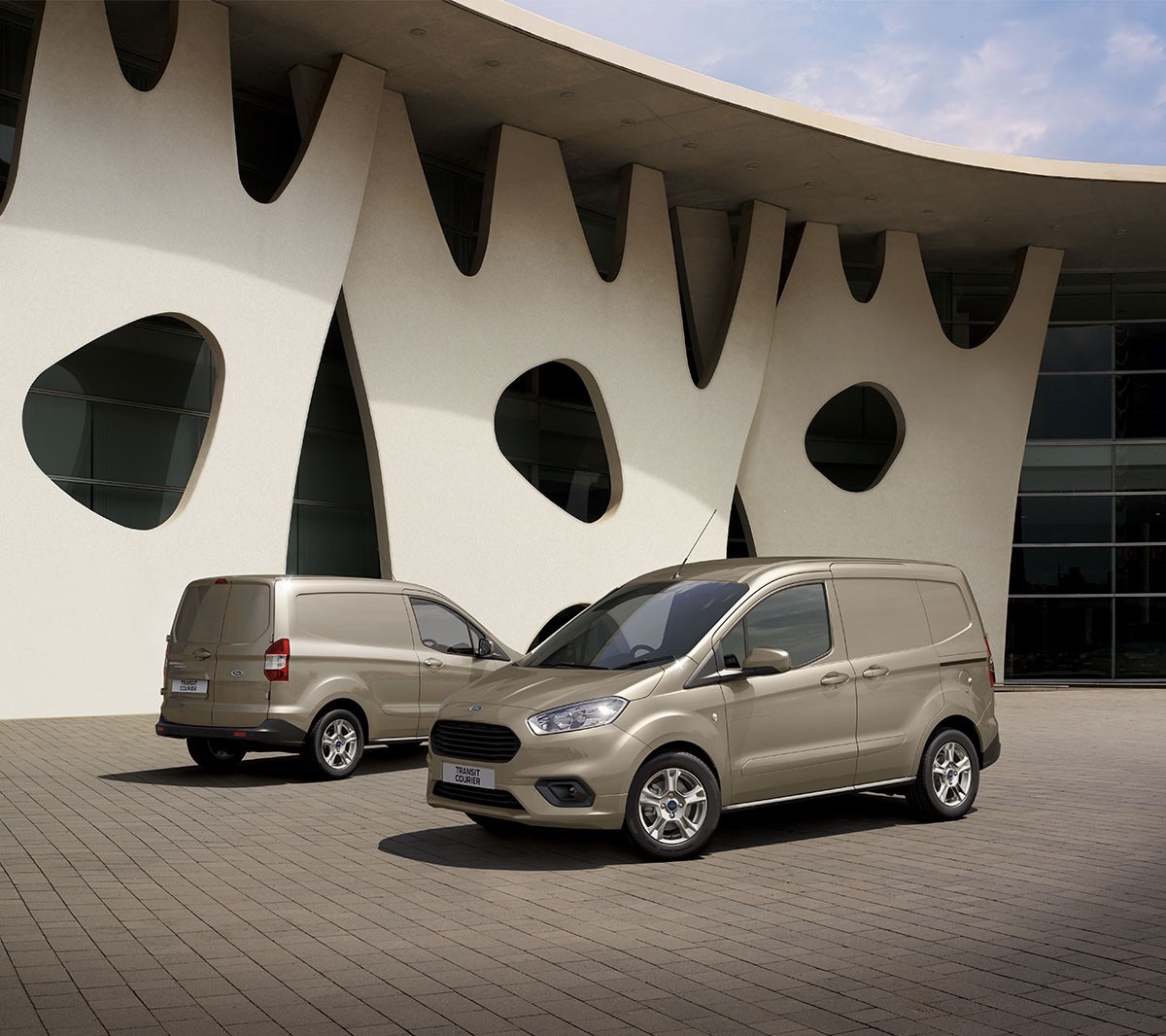 Deux Ford Transit Courier côte à côte 