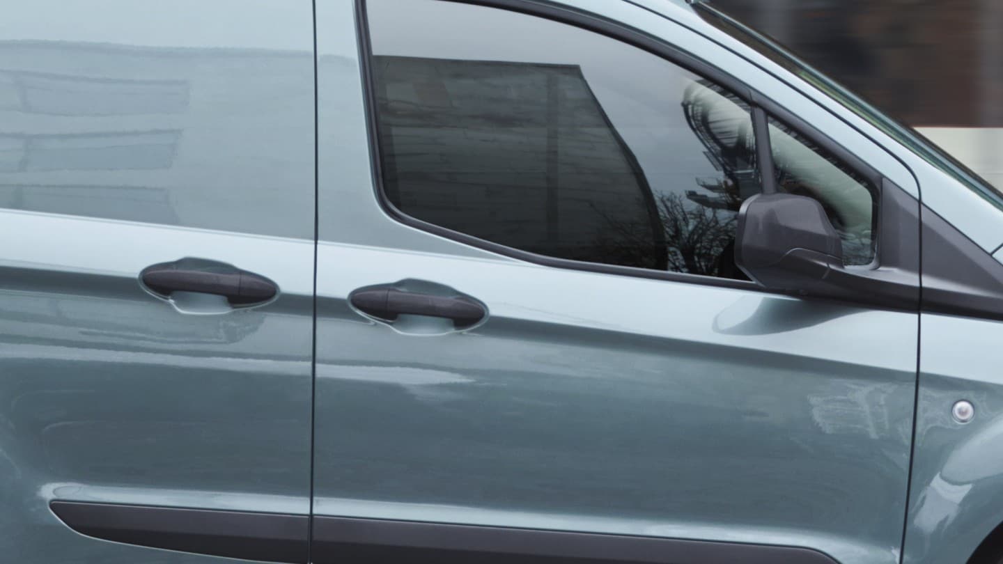 Vue sur l’avant du Transit Courier.