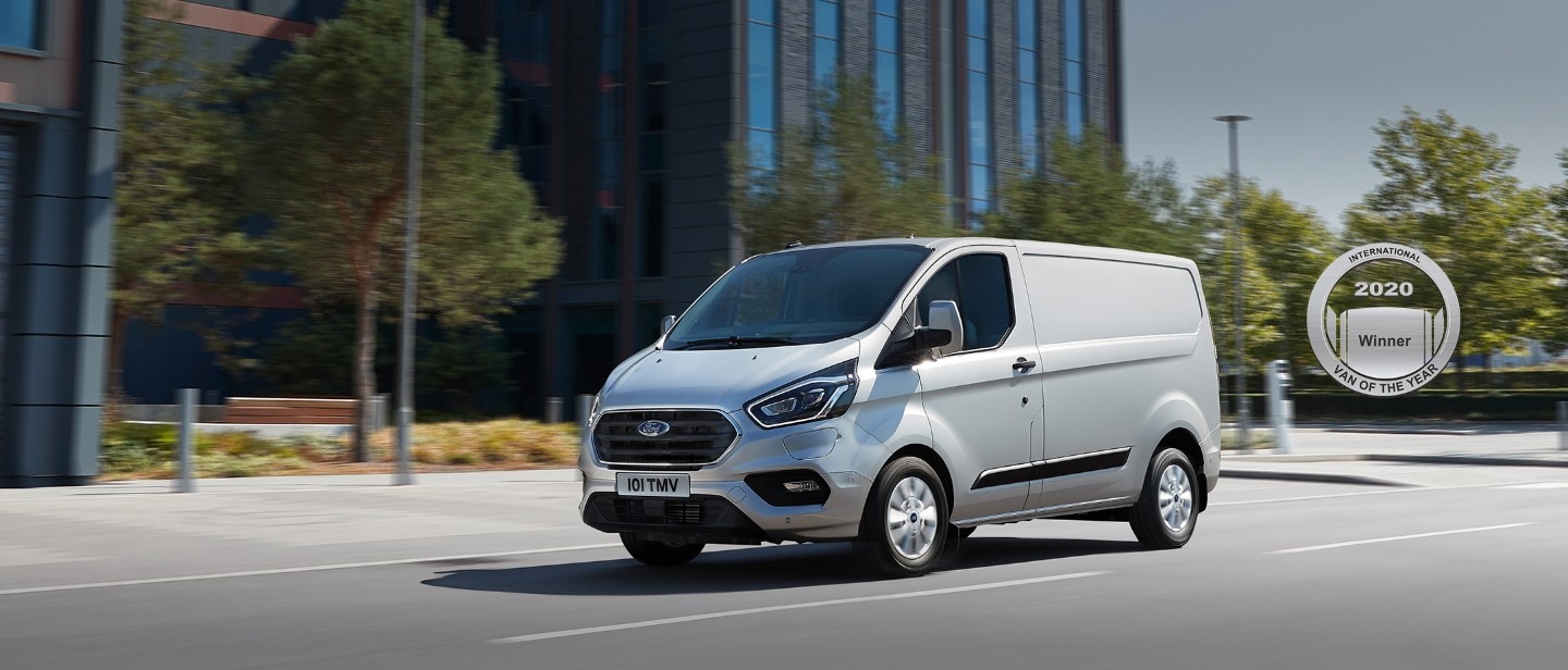 Ford Transit Custom PHEV driving in city 