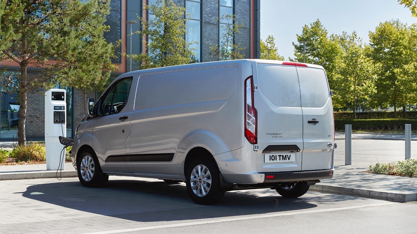 Ford Transit Custom et une borne de recharge