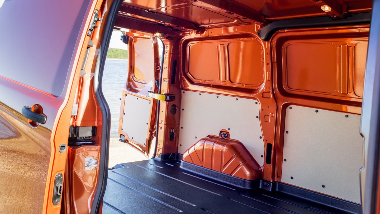 Vue intérieure du Ford Transit Custom Active avec les portes ouvertes