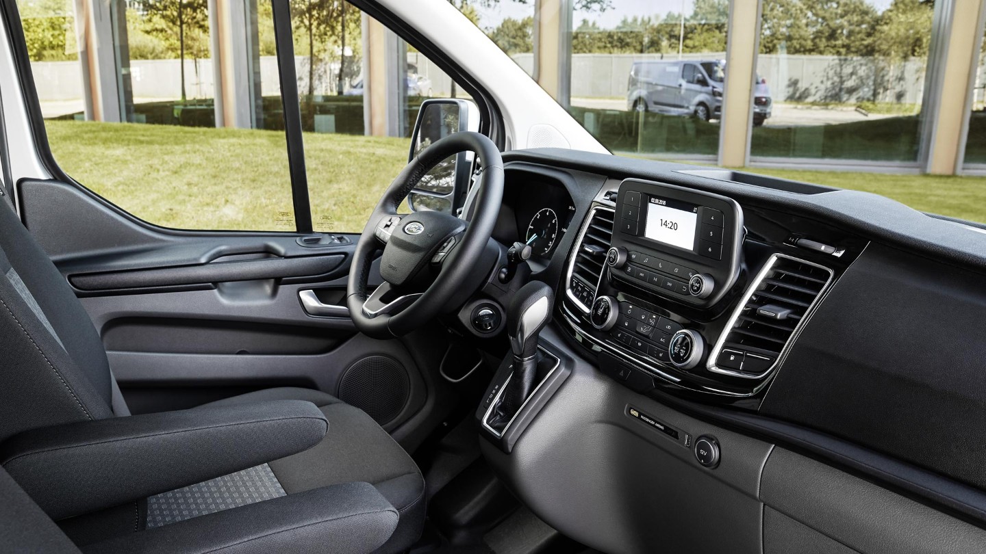 Intérieur du Ford transit Custom avec volant et tableau de bord