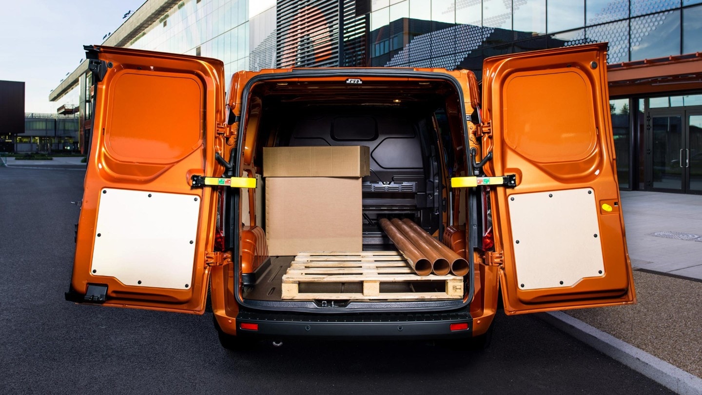 Portes arrière du Ford Transit Custom ouvertes montrant la capacité de chargement du fourgon