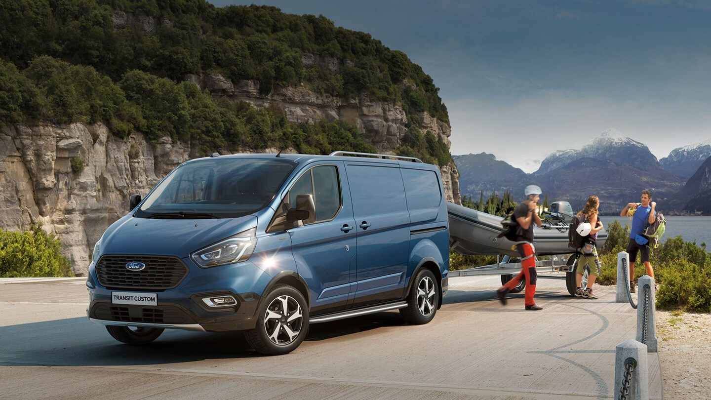 Ford Transit Custom Active et un groupe de personnes