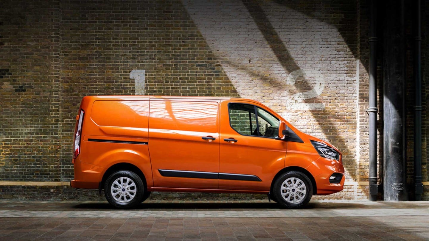 Ford Transit Custom garé près d’un mur 