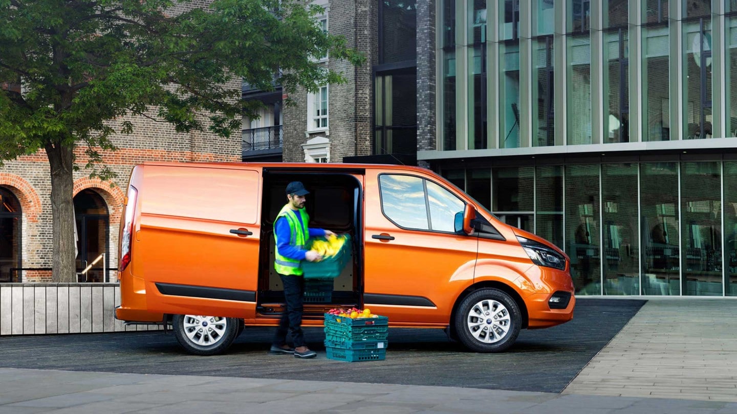 Ford Transit Custom avec une personne livrant des fruits et légumes