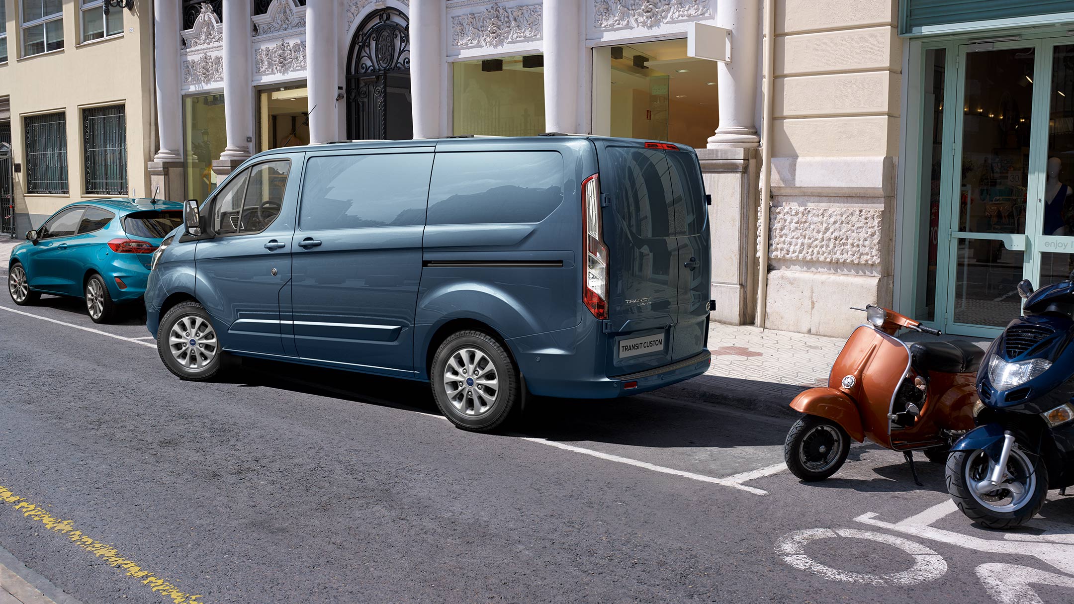 Un conducteur du Ford Transit Custom sur le point de faire une manœuvre en ville. 